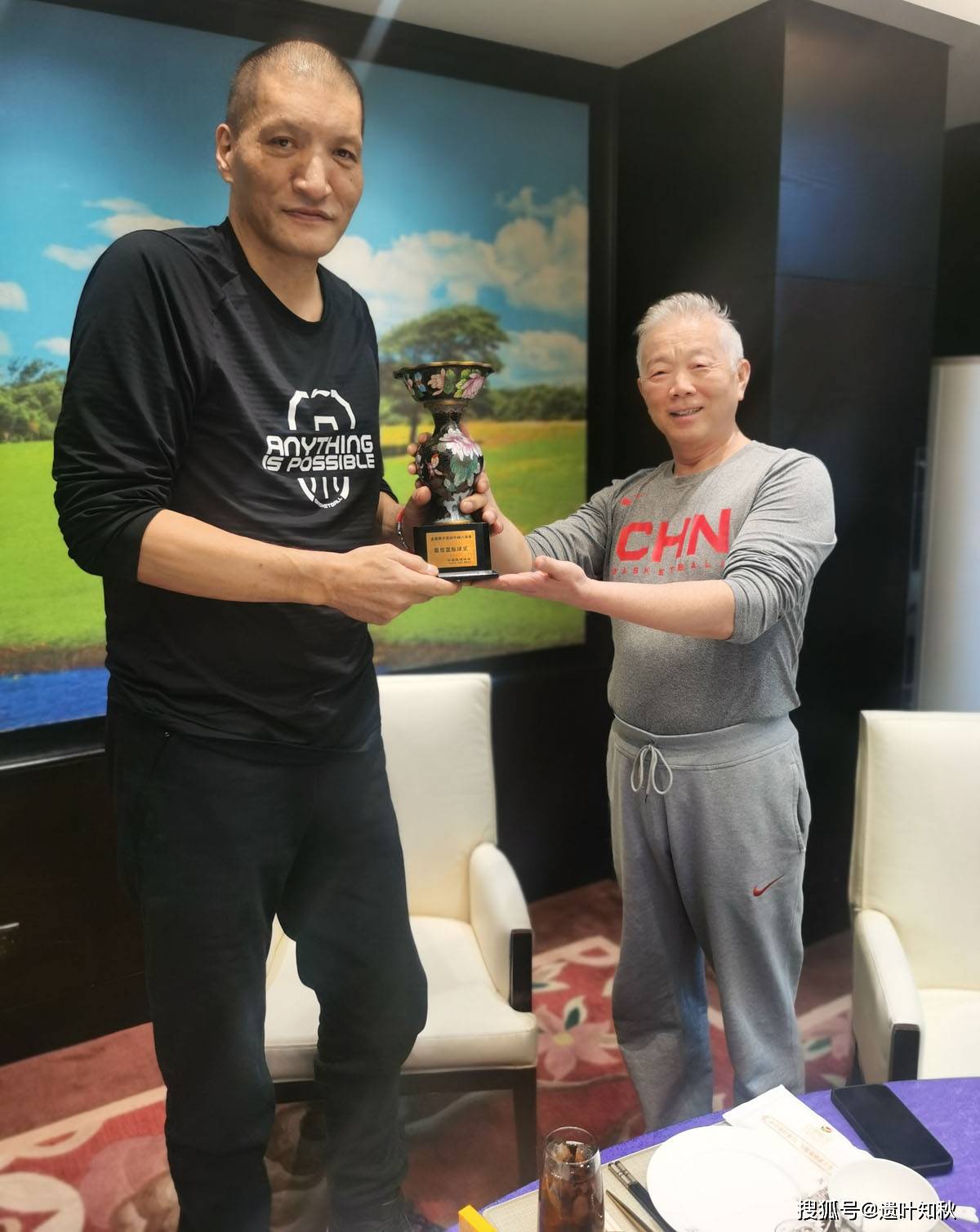 《兄弟间的承诺》一个珍藏了28年篮板王奖杯的故事