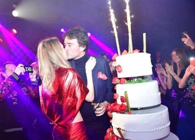 国外超模水果娜:19岁头婚嫁国外贵族,38岁二婚成为lv太子妃_娜塔莉