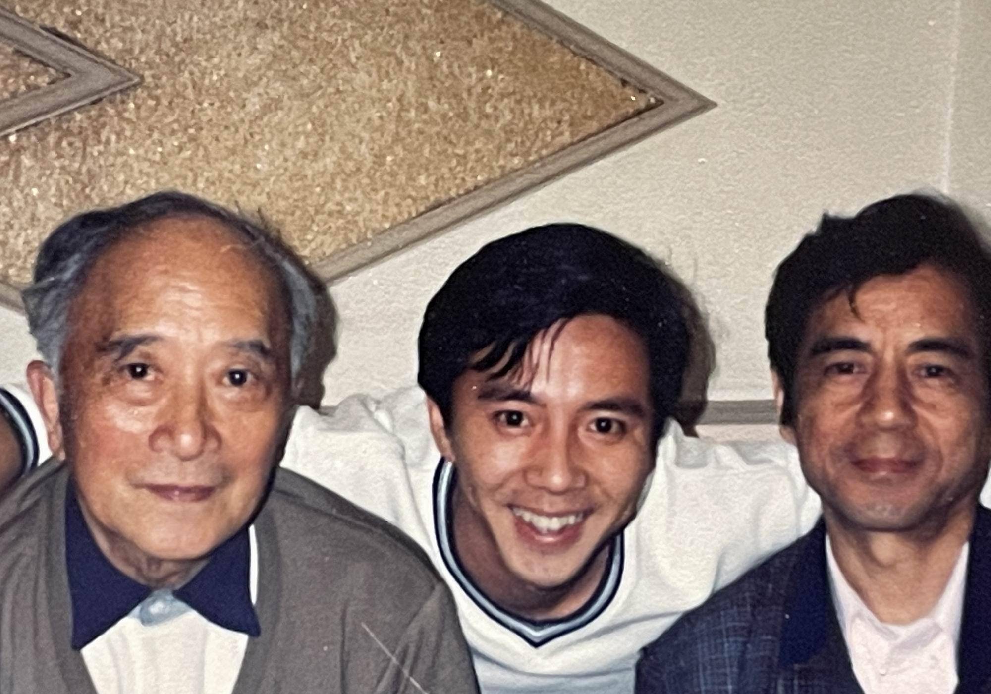 90年代偶像歌星李东,曾与孙道临合作,转型开餐厅学中医画国画_天津