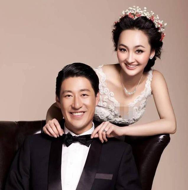 生活里于震很疼爱小13岁的娇妻,会称呼儿子和老婆为大儿子,二儿子和三