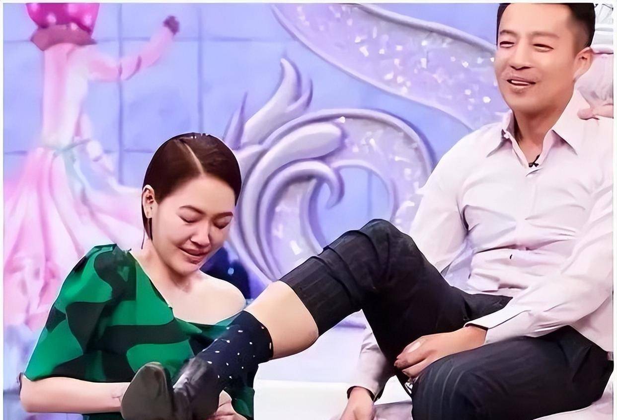 但看得出来,小s却放的很开,在节目中不仅对汪小菲动手动脚,拉拉扯扯