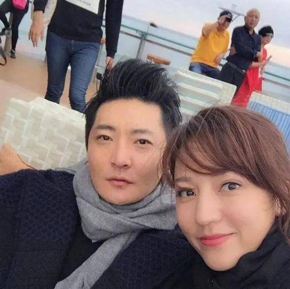 郭京飞隐藏15年的妻子,原来是熟悉的她,怪不得出道20年0绯闻_鲍莉