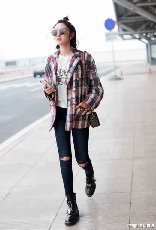 梨涡浅笑间尽显甜美,唐艺昕的时髦穿搭太可了!穿出女神范