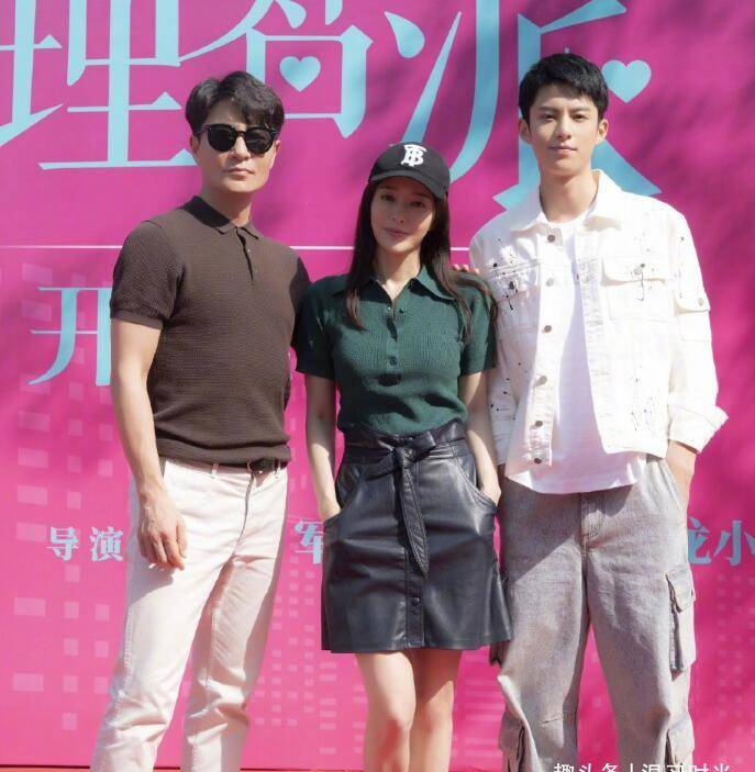 秦岚1年花六位数时尚,新剧开机,与王鹤棣上演相差19岁恋爱!