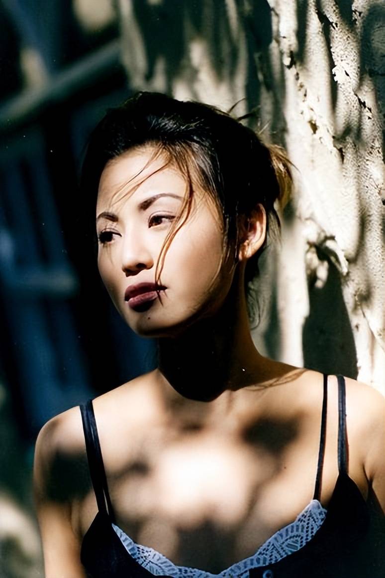 19岁出道,为成名与王晶拍大尺度电影,现在57岁却沦落为网红_陈雅伦