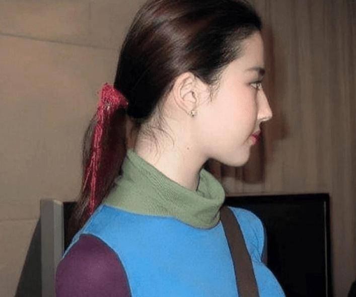 刘亦菲早前生活照被翻出,三色上衣搭配马尾辫,造型甜美女团味足_相貌