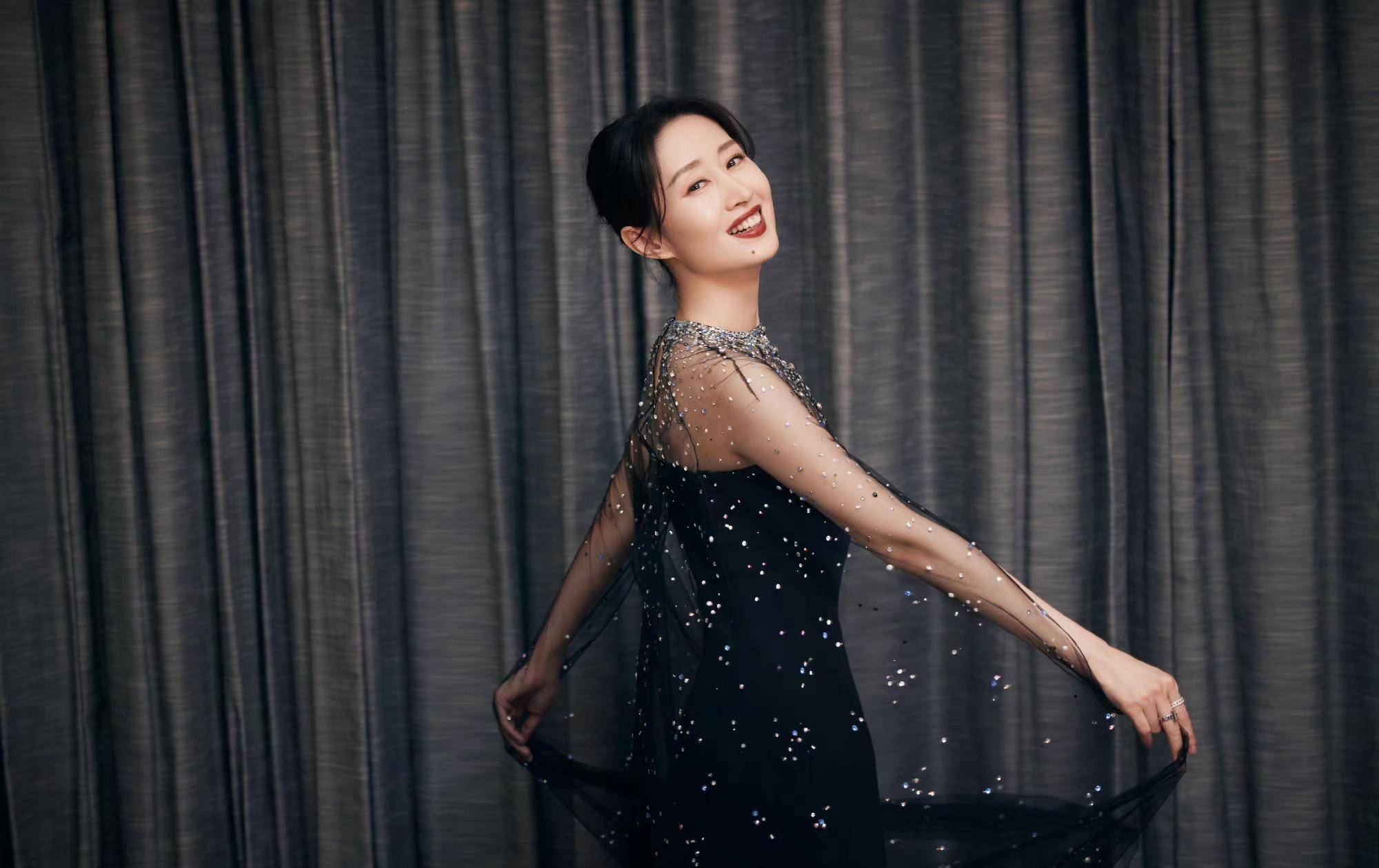 刘敏涛亮相微博视界大会,一袭薄纱斗篷黑裙,美得优雅大气_造型_气质