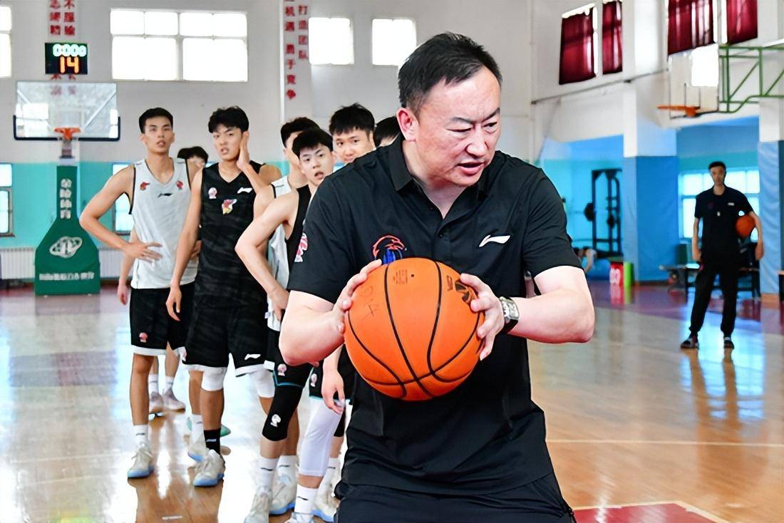 刘维伟狂奔10米要干方俊,裁判拦不住_浙江队_青岛队_球员