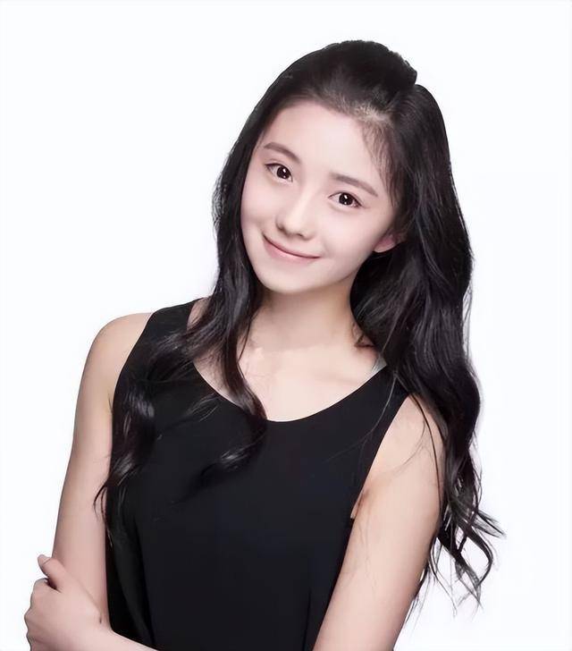 13岁"最丑谋女郎"被张艺谋劝退娱乐圈,24年后的今天,判若两人_敏芝