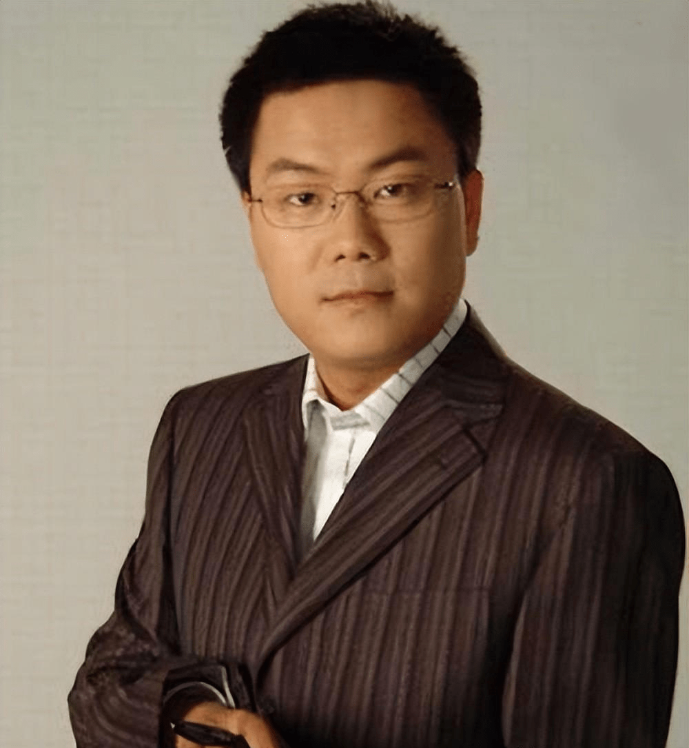 陕西籍央视男主持王筱磊,生活中,他简直就是一个爱妻狂魔!