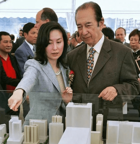 何超琼也到北京开会了,直言担任政协委员,父亲一定会为她骄傲_何鸿燊