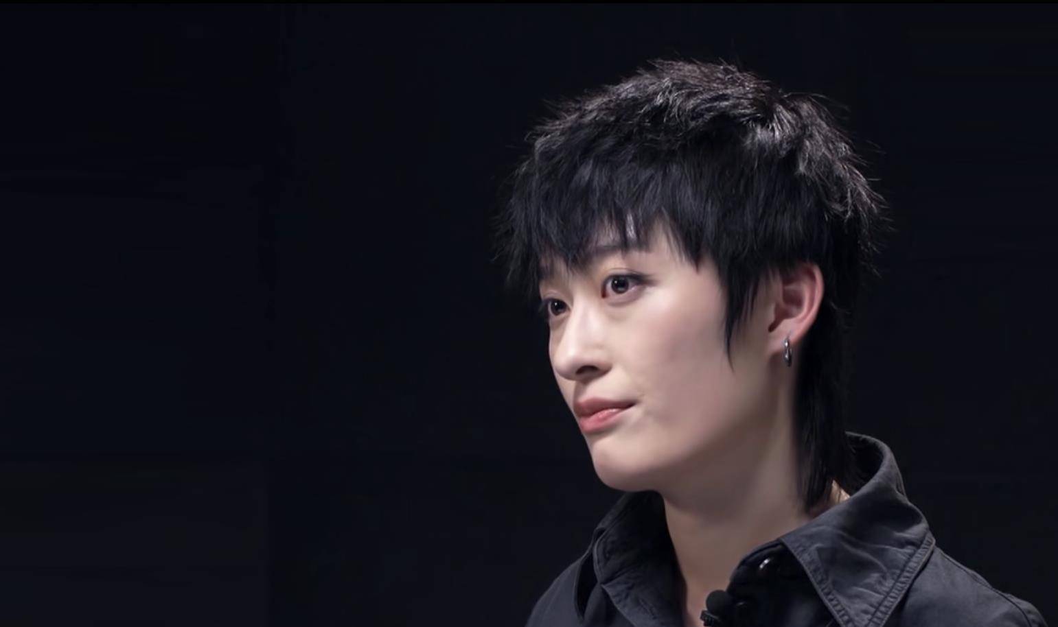 是"铁血真汉子",在维护女生的尊严,也有人质疑她比高进更看不起陈意涵