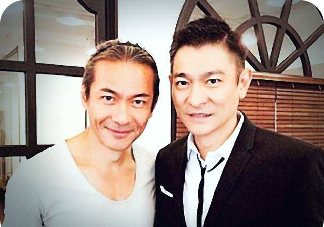 对于这位"唐僧"的扮演者就是江华,无论是远看还是近看,江华与刘德华是