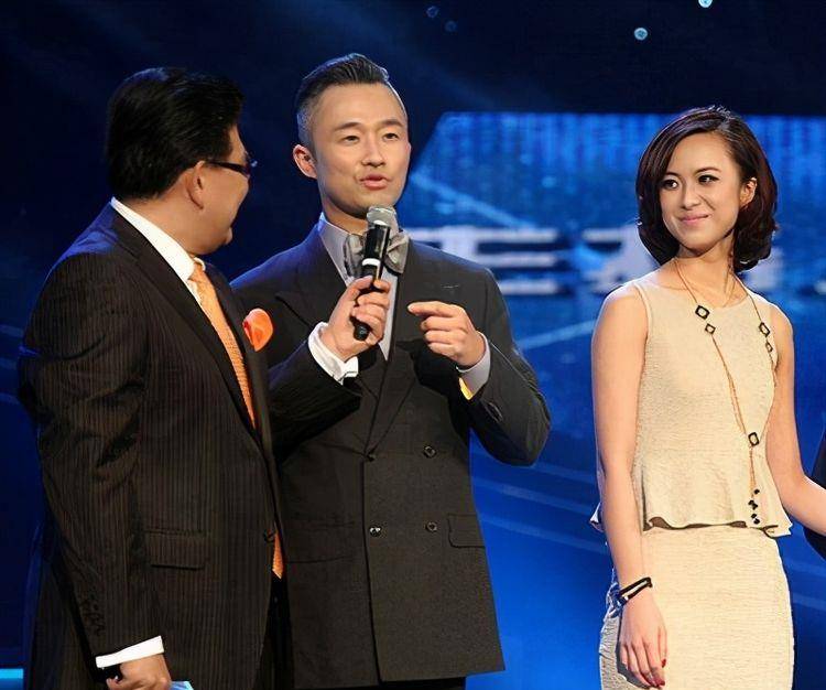 她是央视最美主持,24岁嫁42岁丈夫,婚后对患病丈夫不