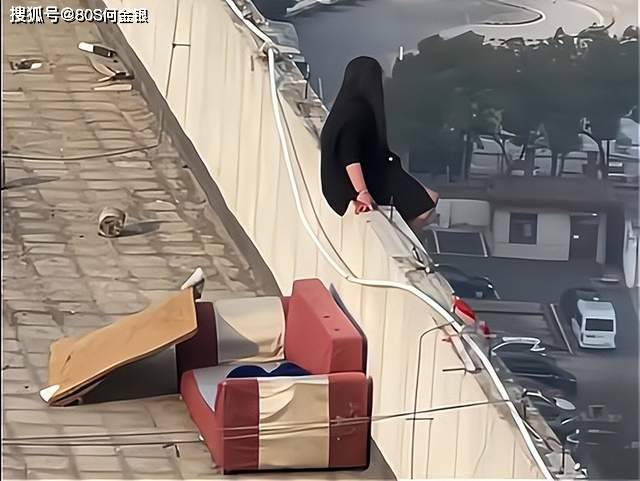 安徽女孩欲轻生,跳楼瞬间被好闺蜜冒死救回_女子_黑衣_网友