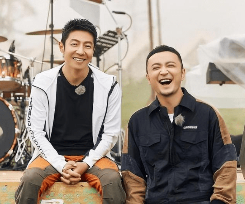 撒贝宁尼格买提一同滑雪,与女粉丝合影笑容满面,双双被传出婚变_教练