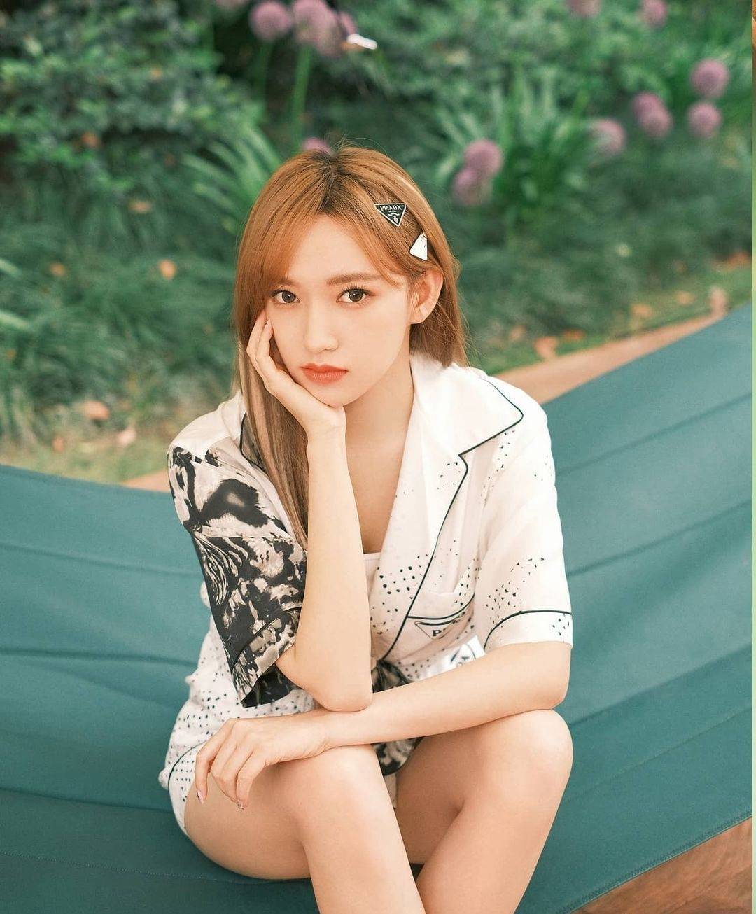 程潇印花休闲套装青春灵动写真,一头齐肩短发搭配精致妆容,尽显甜美