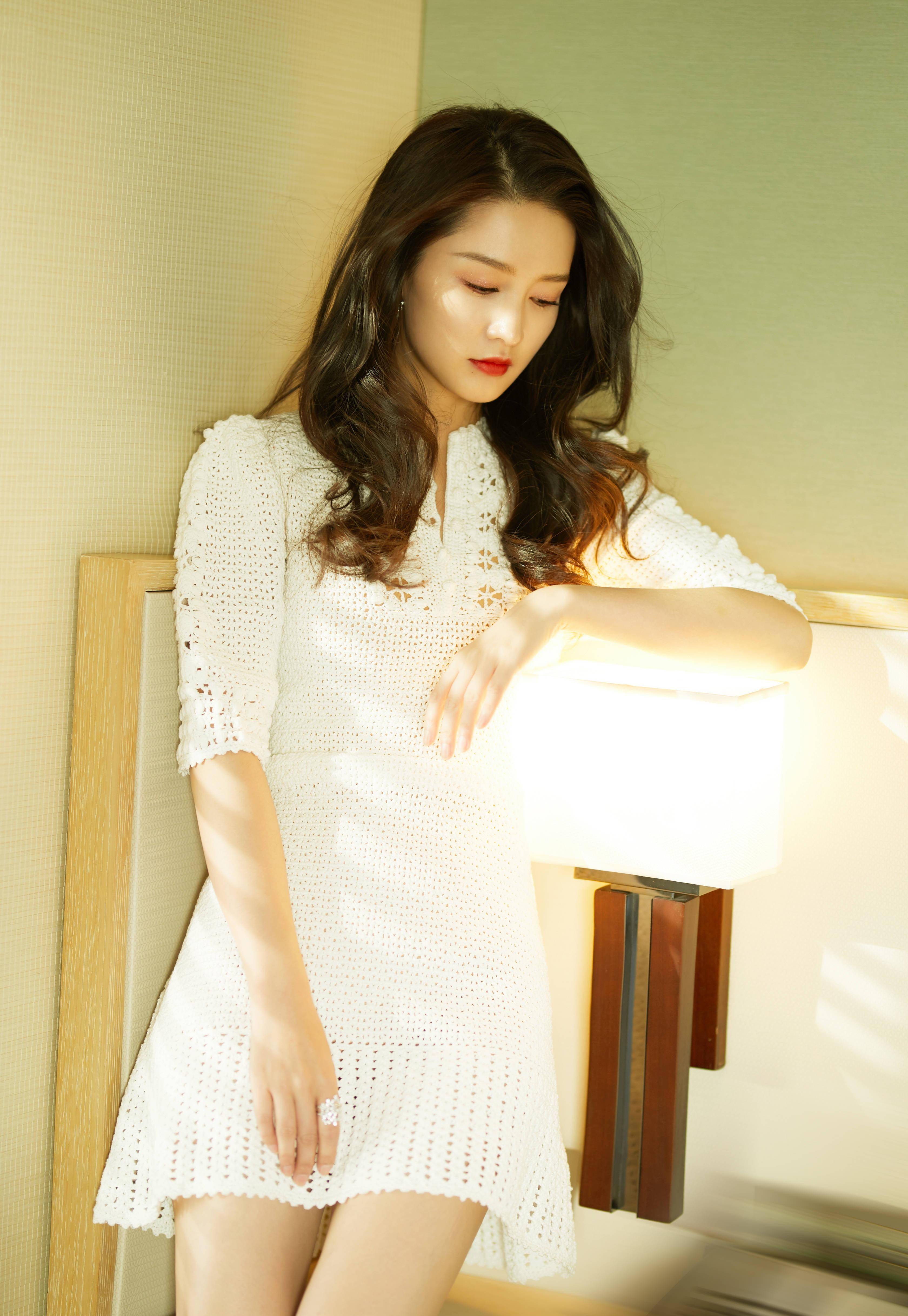 李沁《庆余年》见面会,大波浪搭配镂空针织裙温婉可人,港风来袭_黑色