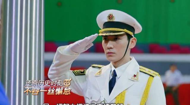 我和我的祖国:朱一龙顶可乐罐练习立正,脸上"两坨红"实力抢镜_眼神