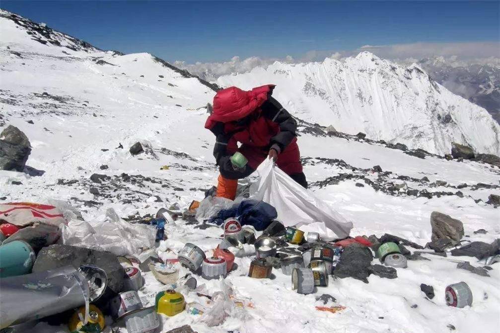 珠峰上的垃圾都有人清理,為何路邊的遺體,20多年沒人敢搬下山?