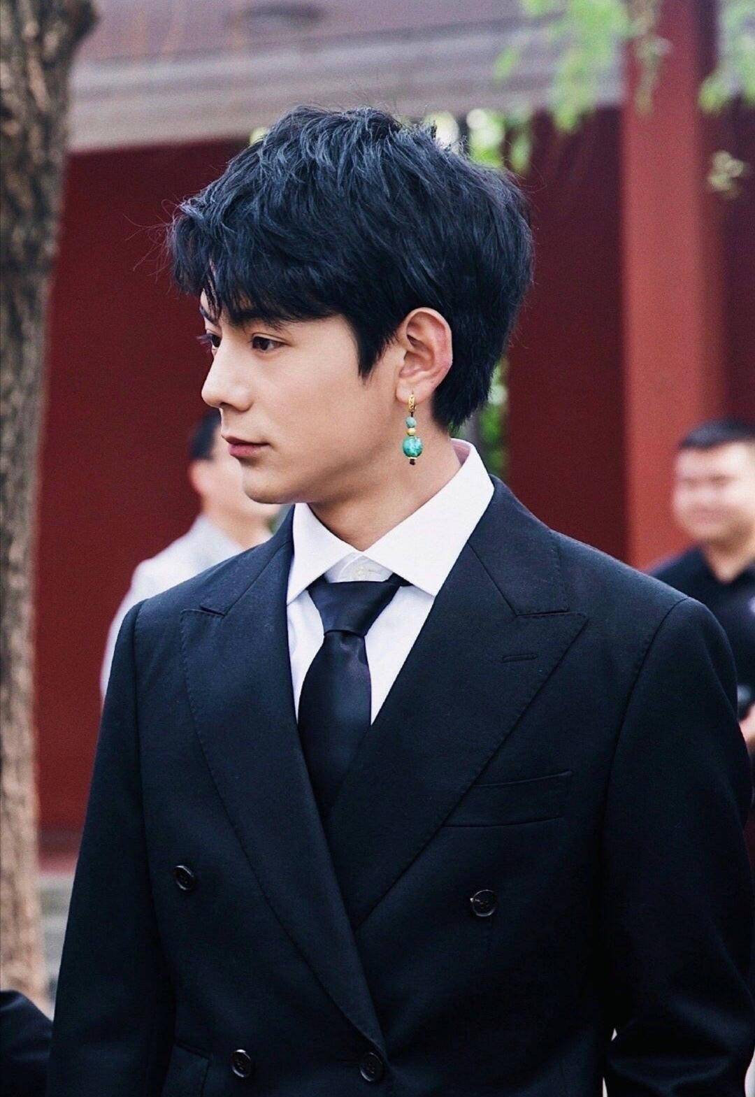 作为第一次参加这种大型活动,丁真的这一身西装造型