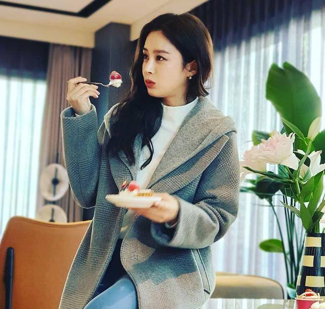 上演秋冬穿搭时装秀,怼脸满满胶原蛋白_气质_笑容_淑女