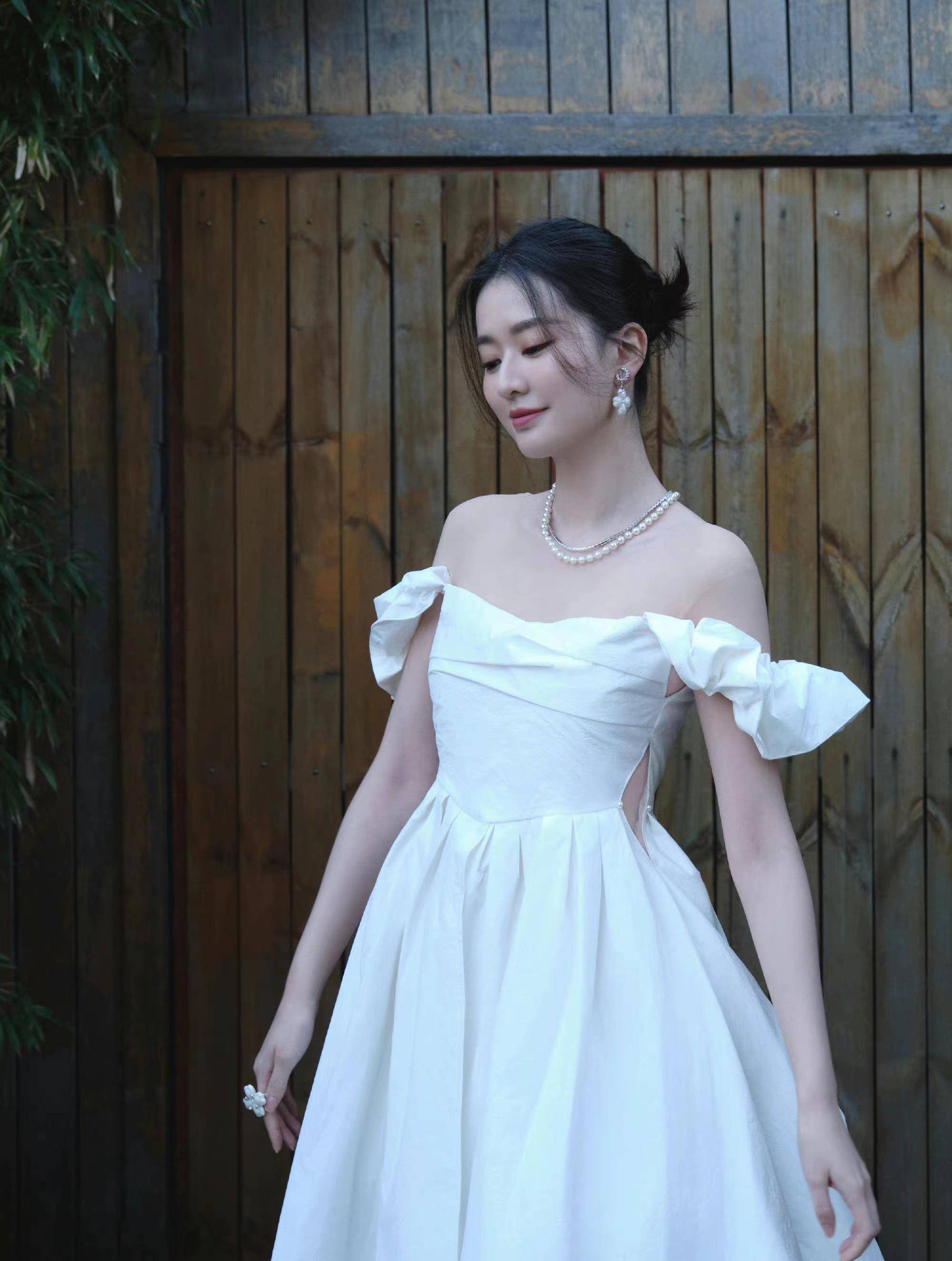 乔欣别出心裁,穿"纸巾"一字肩婚纱拍写真,唯美又优雅!_造型_气质_美得