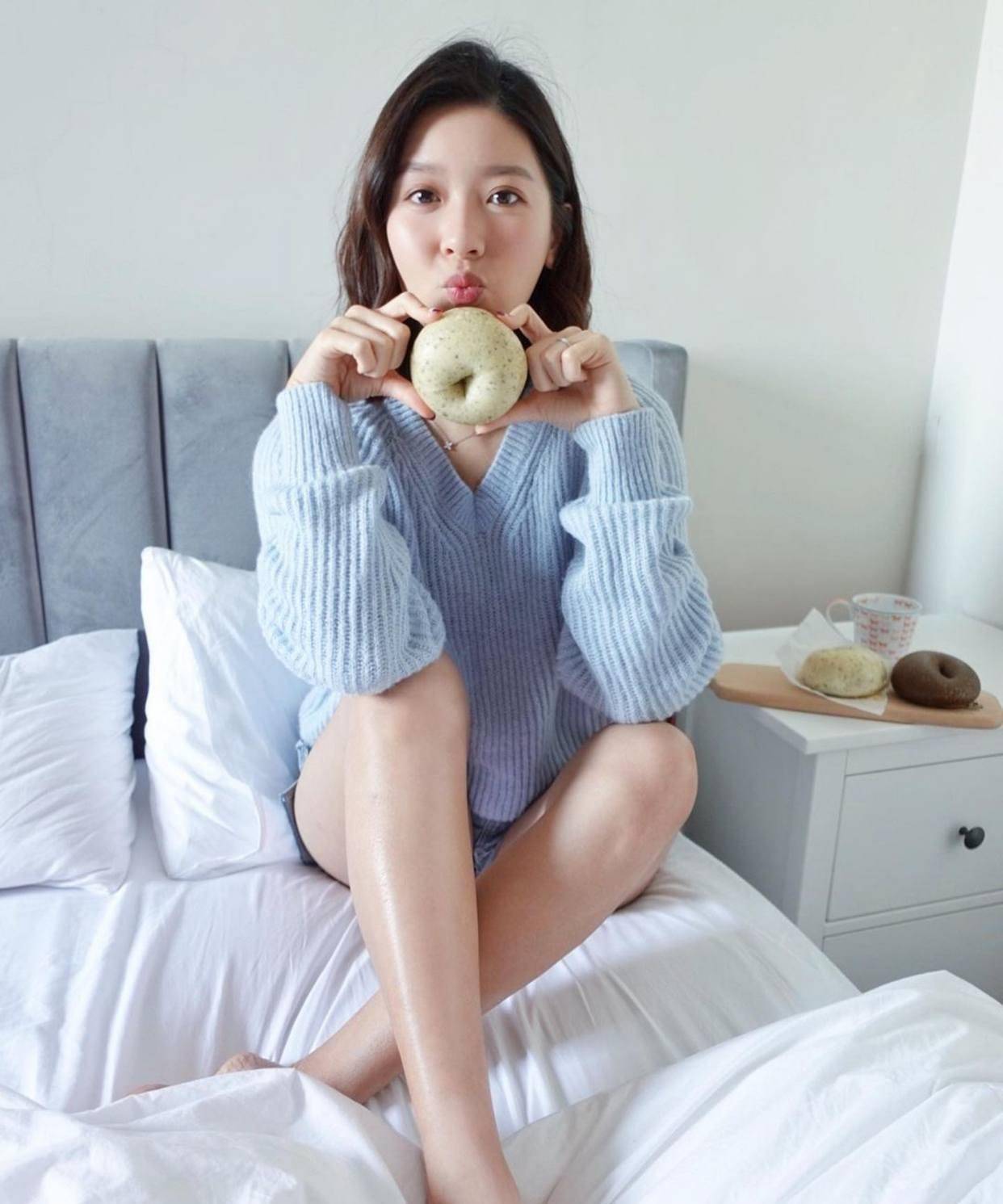 余香凝晒出拉着女儿小手的照片,发文欢迎女儿clare加入到他们的家庭中