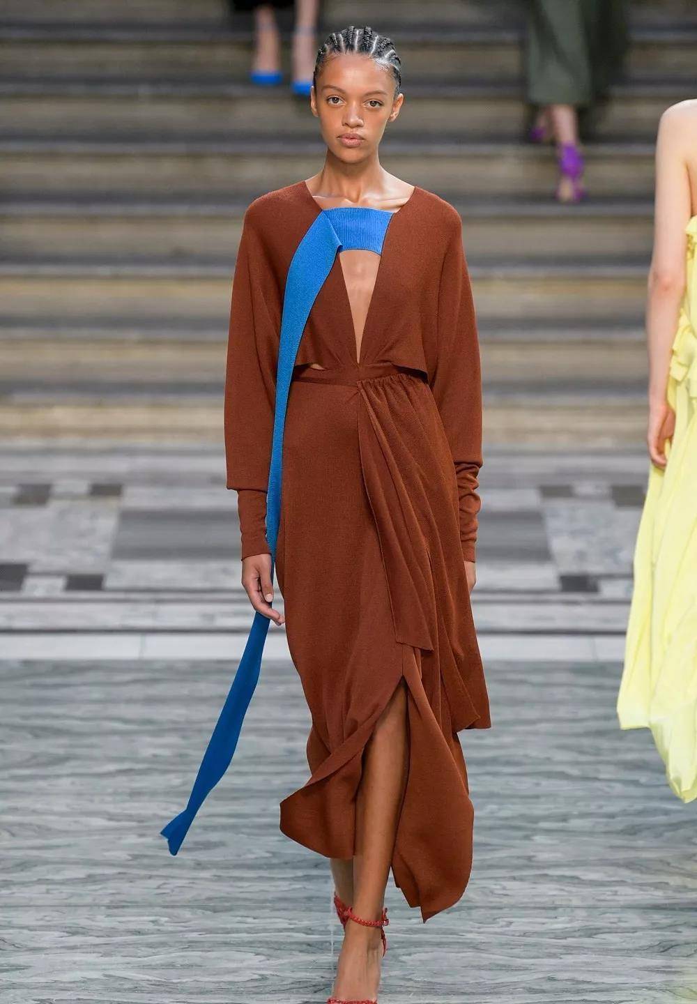 又被"夜配色"圈粉了!棕蓝配的3种穿搭,堪比高级大片_蓝色_棕色_夏天