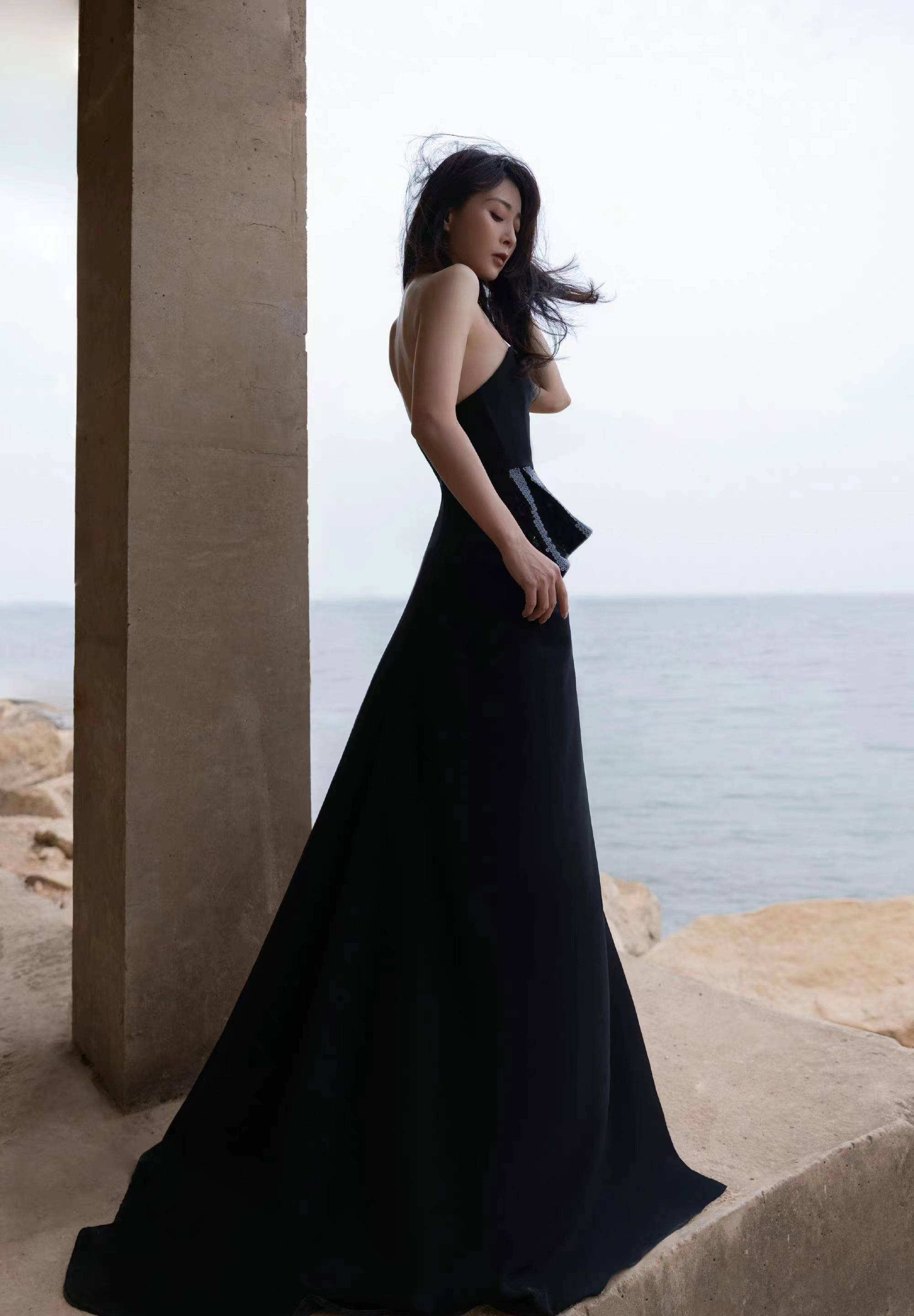 只见照片中的殷桃,穿着一身黑色的抹胸长裙,十分高贵又优雅,简直美到