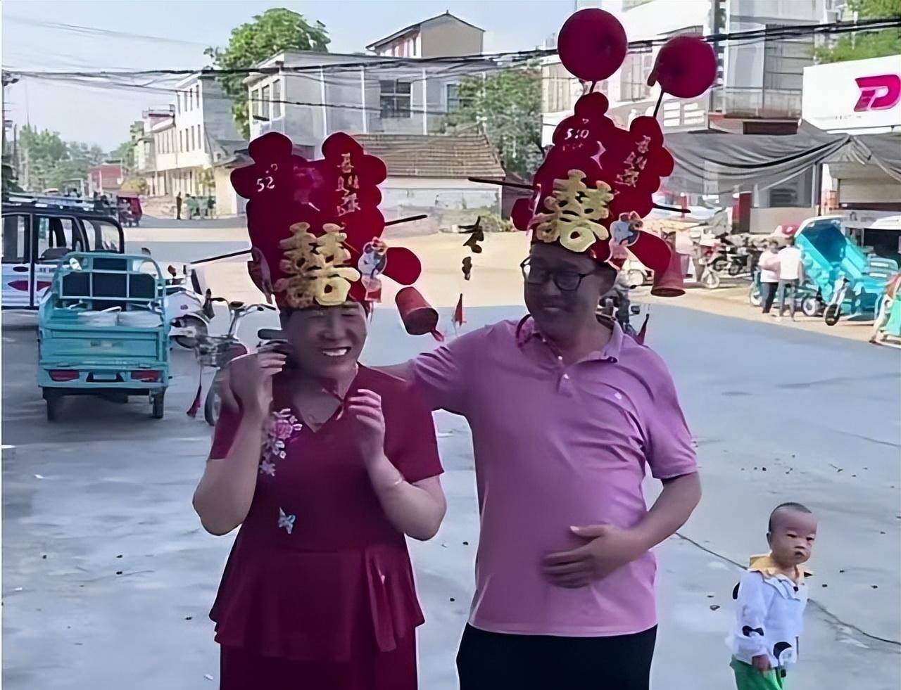 河南驻马店婚礼,父母画花脸脑门写"公母",新郎当场翻脸_公公_叔叔