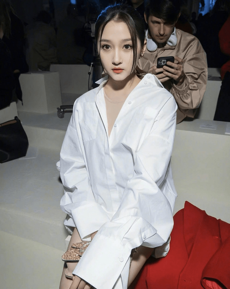 关晓彤看秀造型踩雷!