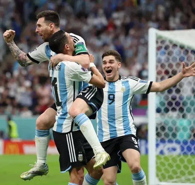 阿根廷持续加强进攻,第 70 分钟,莫利纳射门不过未能顺利破网,第 76