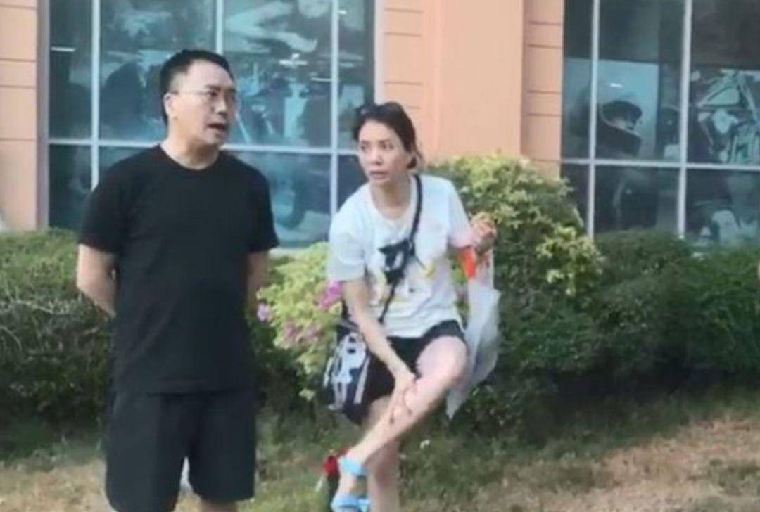 49歲袁詠儀泰國度假用酒精搓腳,網友:舉止外形與中年大媽無異_旅遊