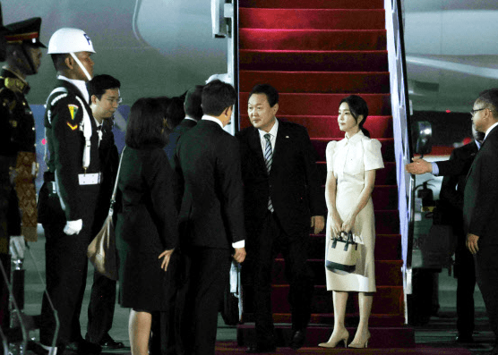 韩国第一夫人和印尼总统夫人同框大比拼！金建希T恤配条纹裙少女感十