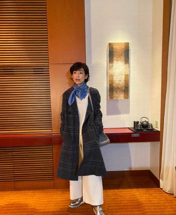 54岁"赤名莉香"的日系穿搭,教你如何穿得大方得体,简单易学_颜色_棕色