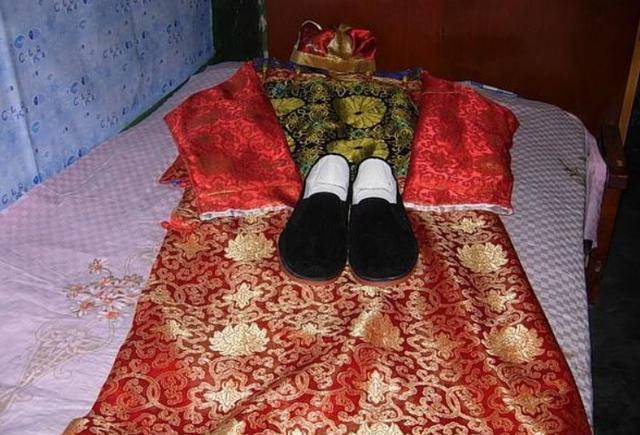 大连90后姑娘:直播卖寿衣,为逝者化妆穿衣,不敢跟人介绍职业_死者