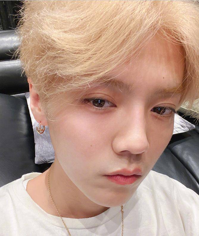 众多男星突然留平头原因,而他直接剃成光头,他说不想当奶油小生_寸头