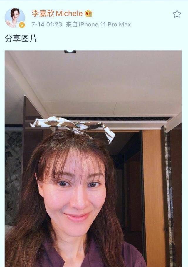 50岁李嘉欣现状?晒空气刘海素颜照,网友直呼美人迟暮!