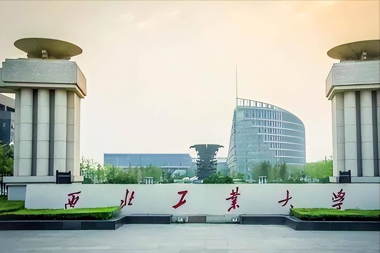 的音乐天分,遇到了一群同样热爱音乐的伙伴,其中就有一位石油工殷晓维