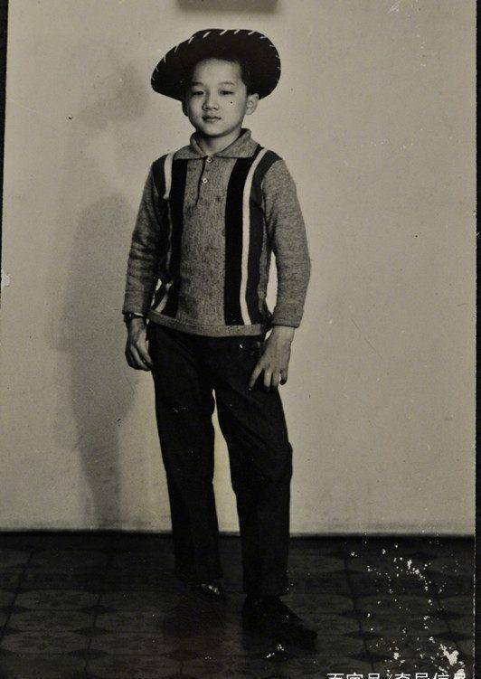 岳云鹏晒唯一一张童年照,差点猜不到是他,终于和吴彦祖有相似了_照片
