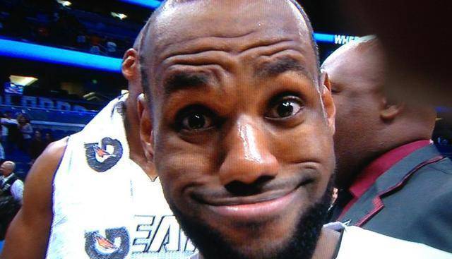 詹姆斯在三分线外这个造犯规的动作,是不是犹如螃蟹展翅,被调皮的网友