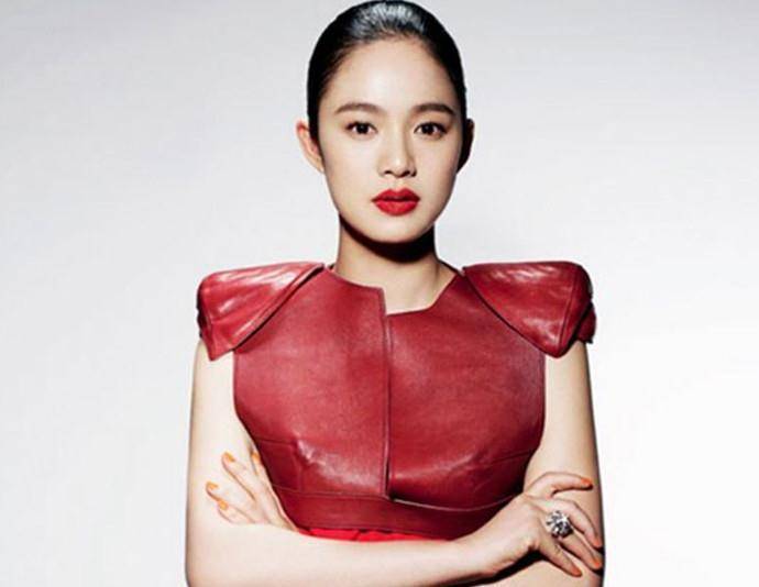 周韵脖子长得好突兀,身穿红色吊带礼服,看起来美观度不高_颜色_整体