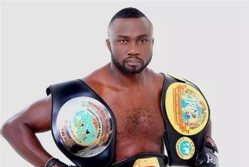 胡斯·哥路沙于1982年出生在南非,16岁时开始接触格斗,从此迷上了拳击