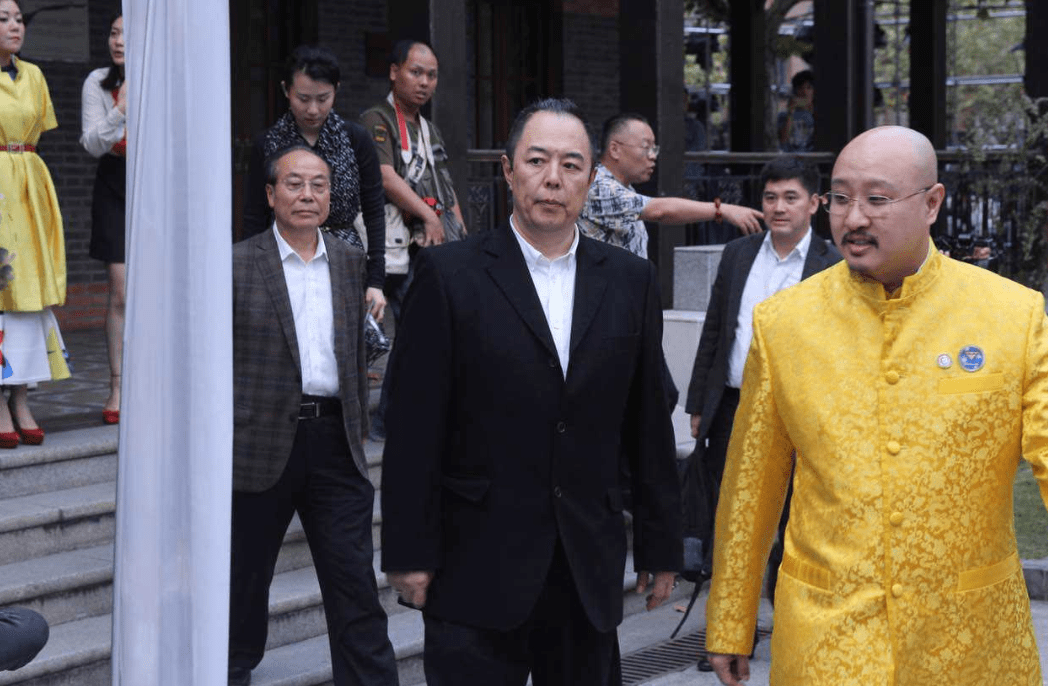 张铁林混血女儿,大眼高鼻欧美范儿十足,美得不像亲生_月亮_漂亮_父亲