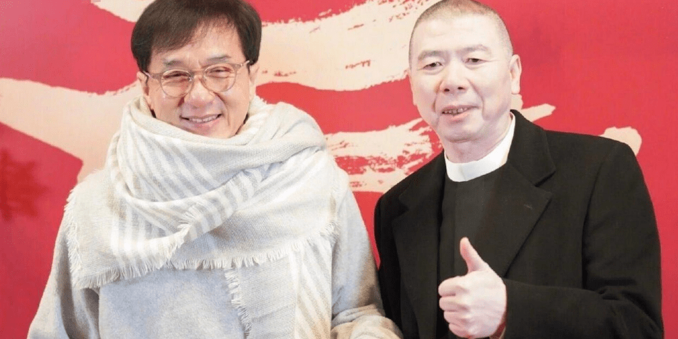 冯小刚对亲生女儿不管不顾,让养女继承家产,当场怒怼成龙搏名声_冯思