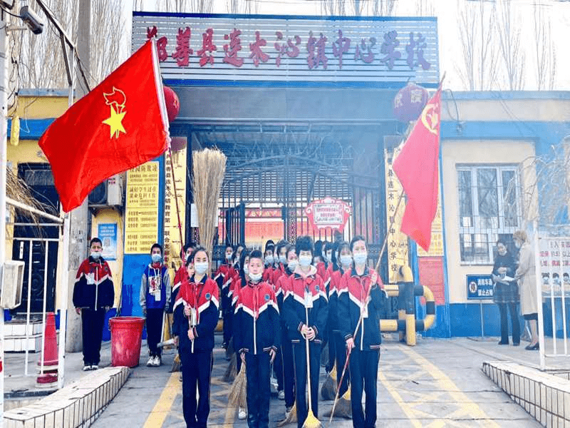 3月3日上午,鄯善县连木沁镇中心学校的追"锋"少年们在大队辅导员张黎