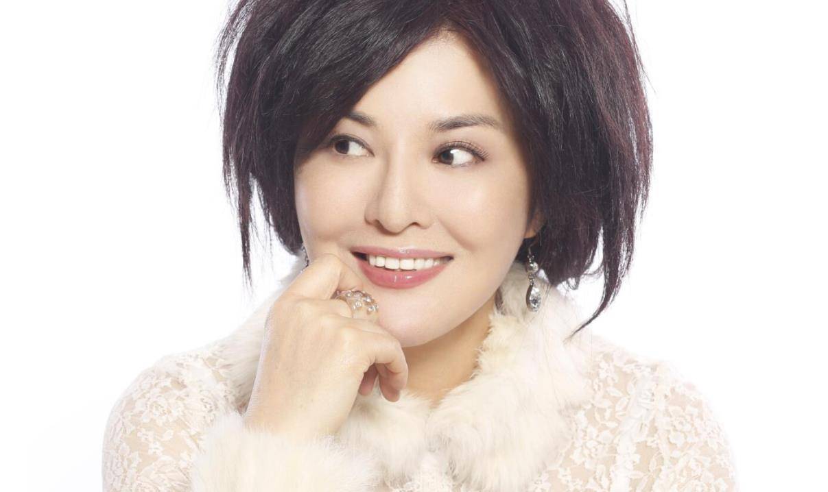 56岁演员田岷晒出近照,素颜憔悴心态似少女,与英达见面抱很紧_网友_不