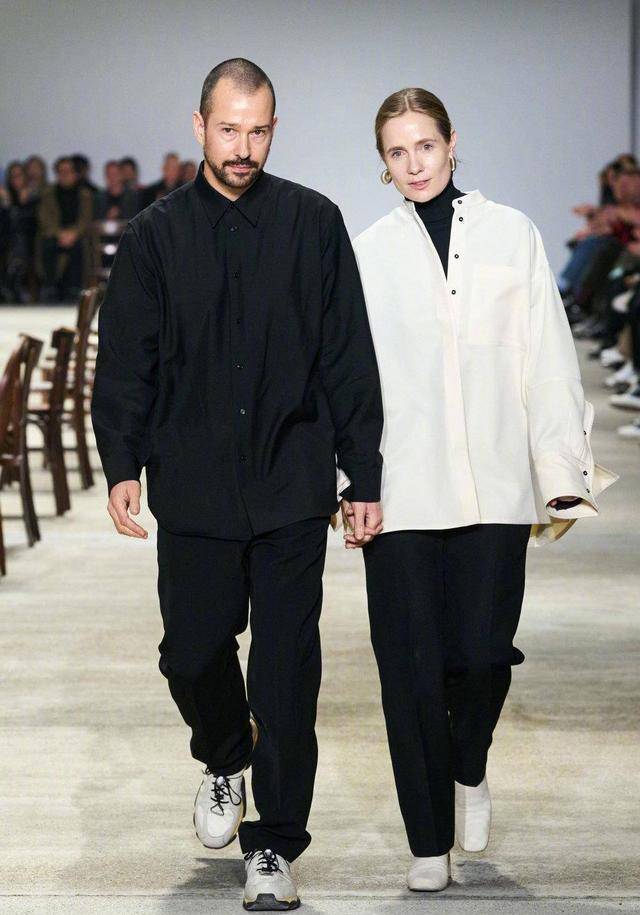 这对时尚圈神仙眷侣,阴柔与阳刚结合穿搭,把性冷淡风发挥到极致_luke