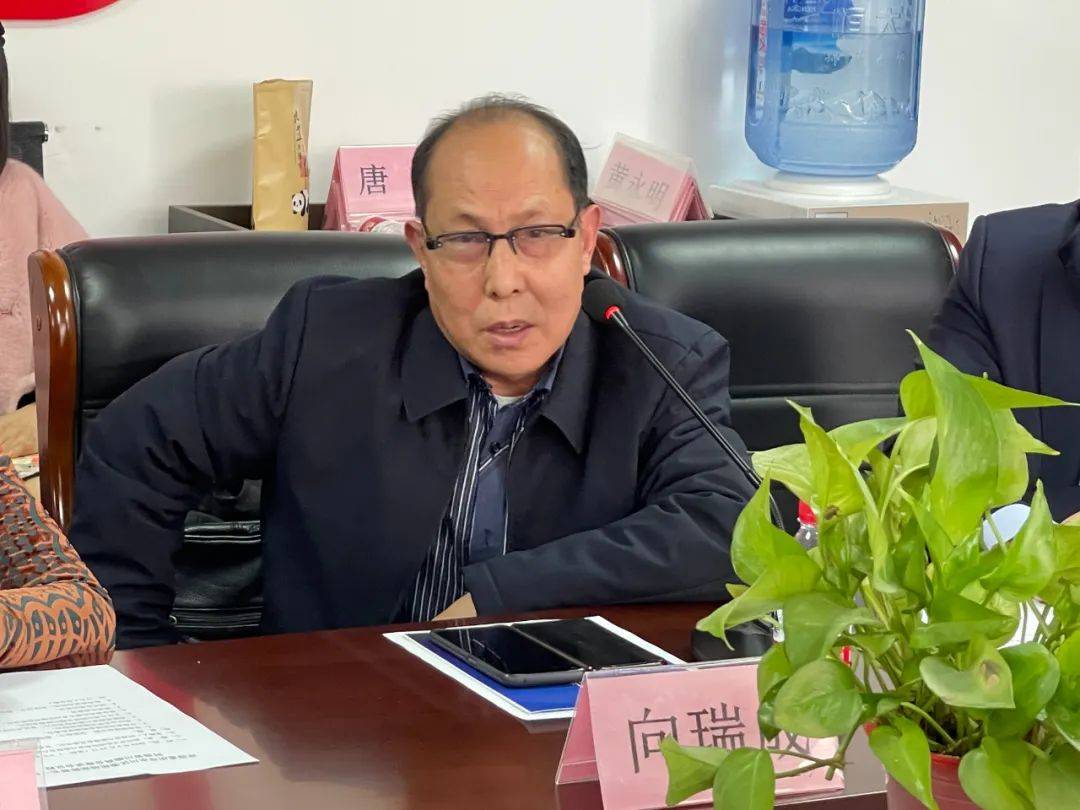 何媛,副会长杨富友,田春,常务理事何勇和特邀嘉宾向瑞成等纷纷发言